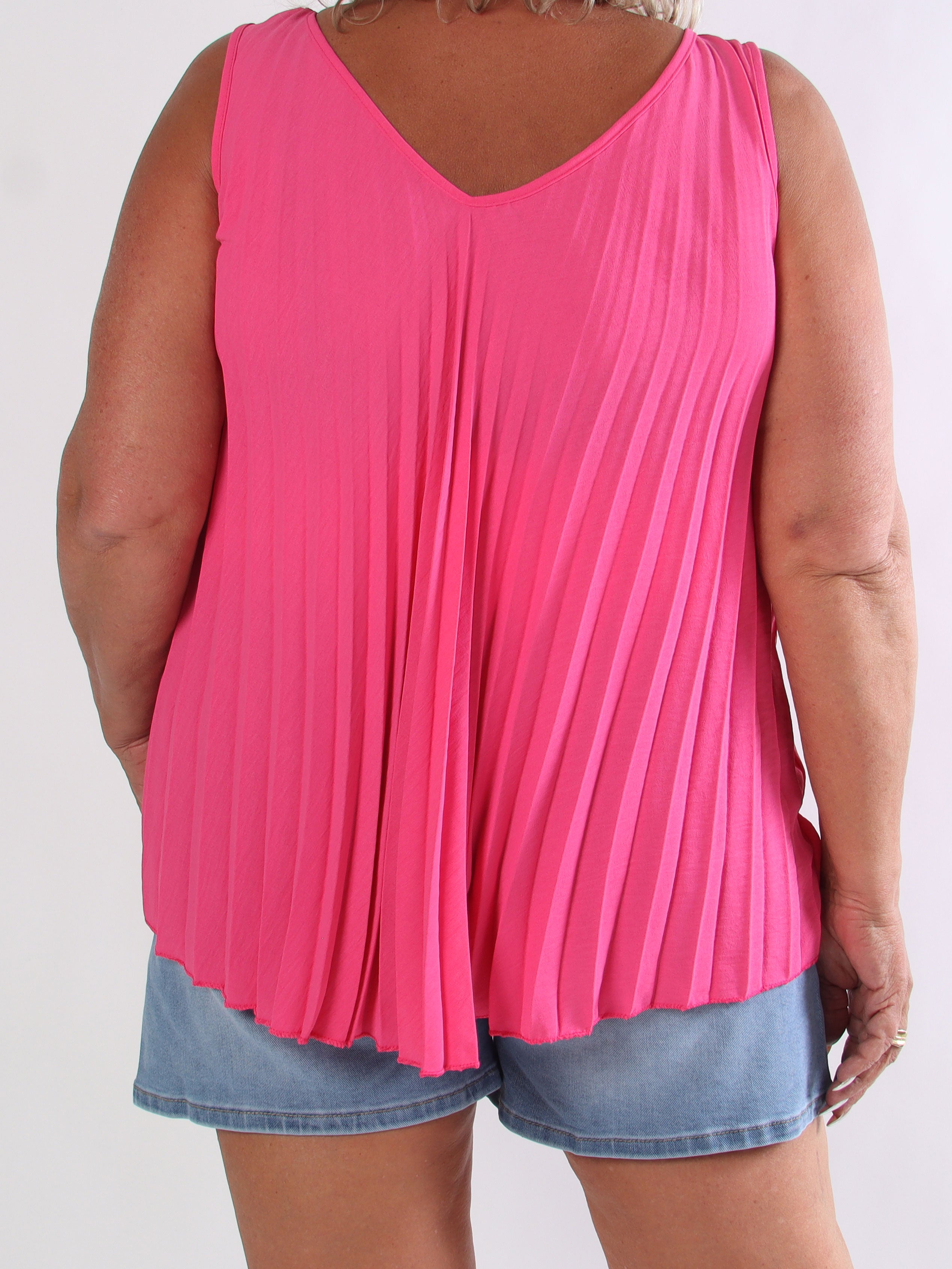 Linda Top - Fin plisseret plus size top i viskoseblanding med V-udskæring